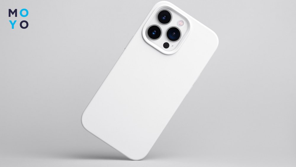 Айфон белого цвета с тройной камерой