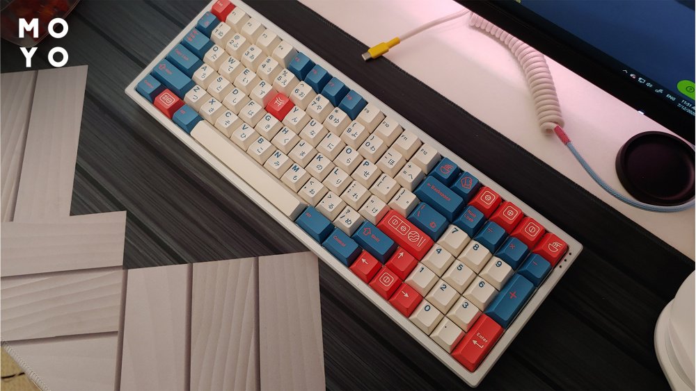разноцветная клавиатура на столе