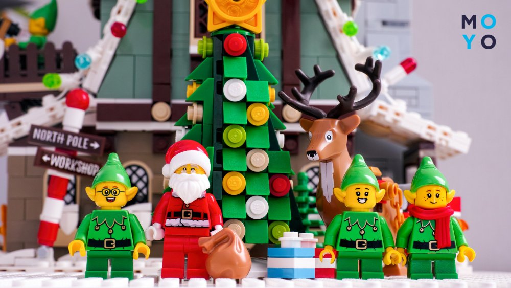 Санта-Клаус и новогодняя елка из конструктора Lego