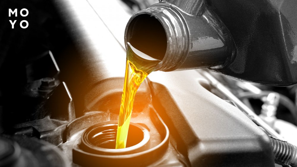 Моторное масло заливают в двигатель автомобиля