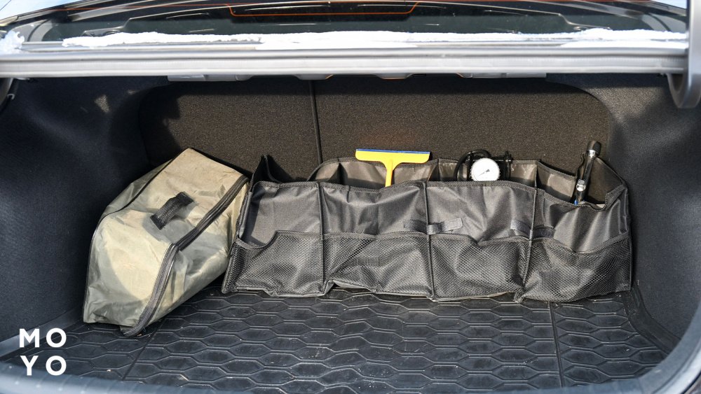органайзер и сумка в багажнике авто