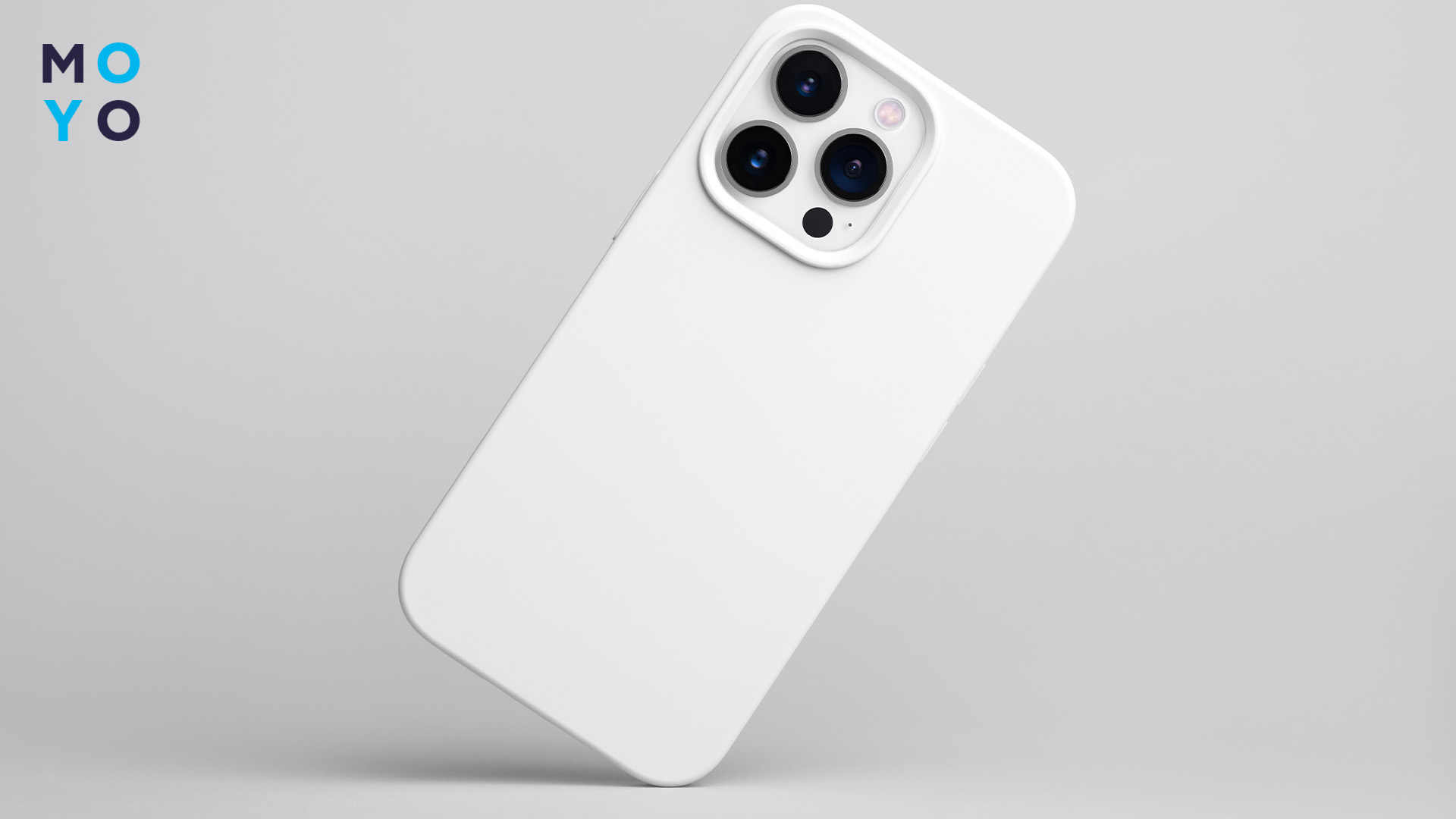 Айфон білого кольору з потрійною камерою