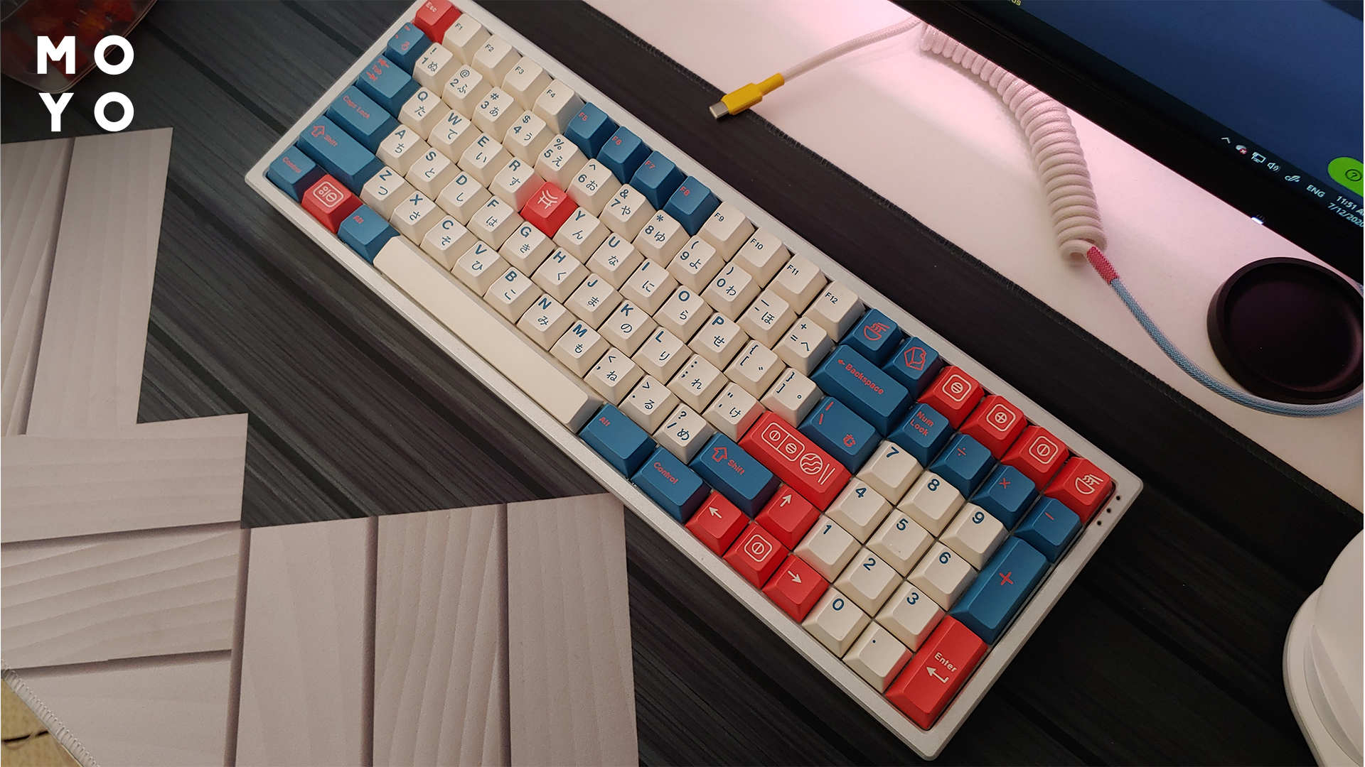 різноколірна клавіатура на столі