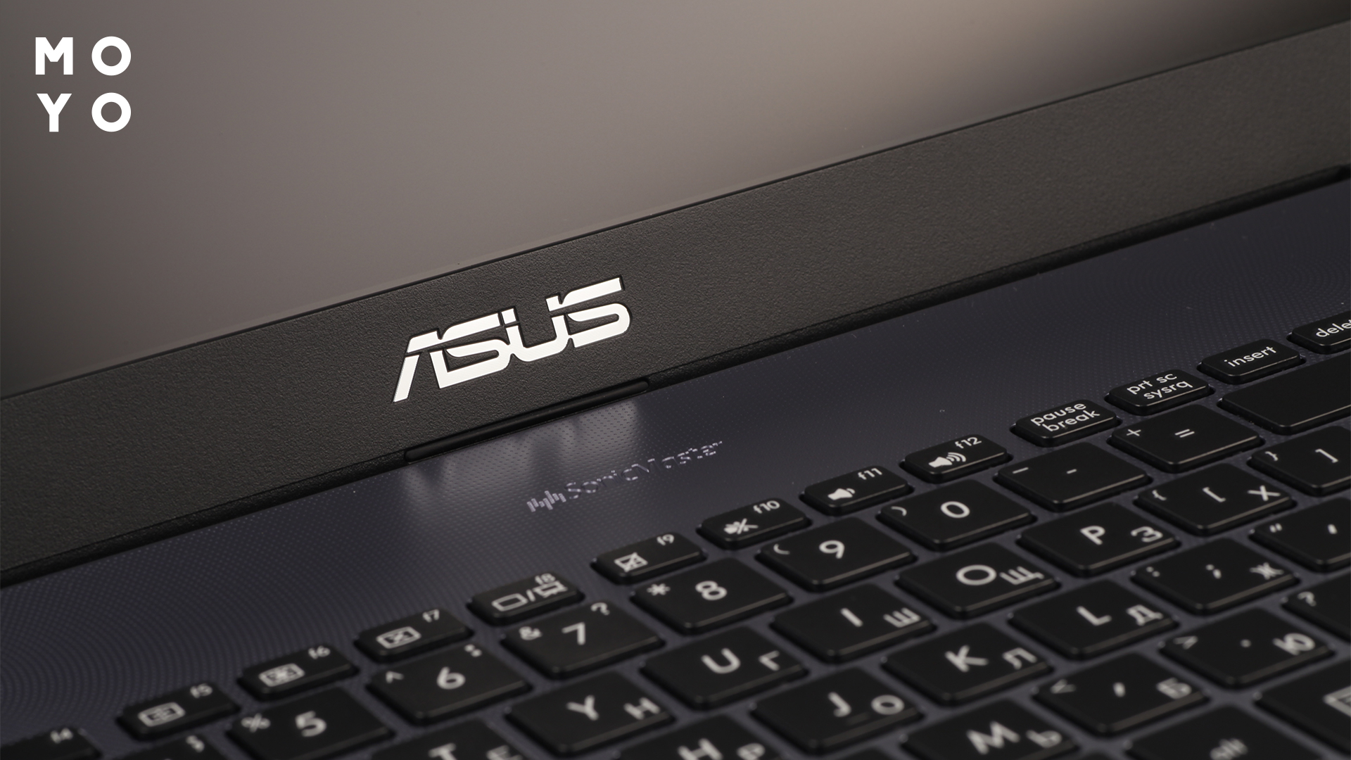 Ноутбук с логотипом Asus