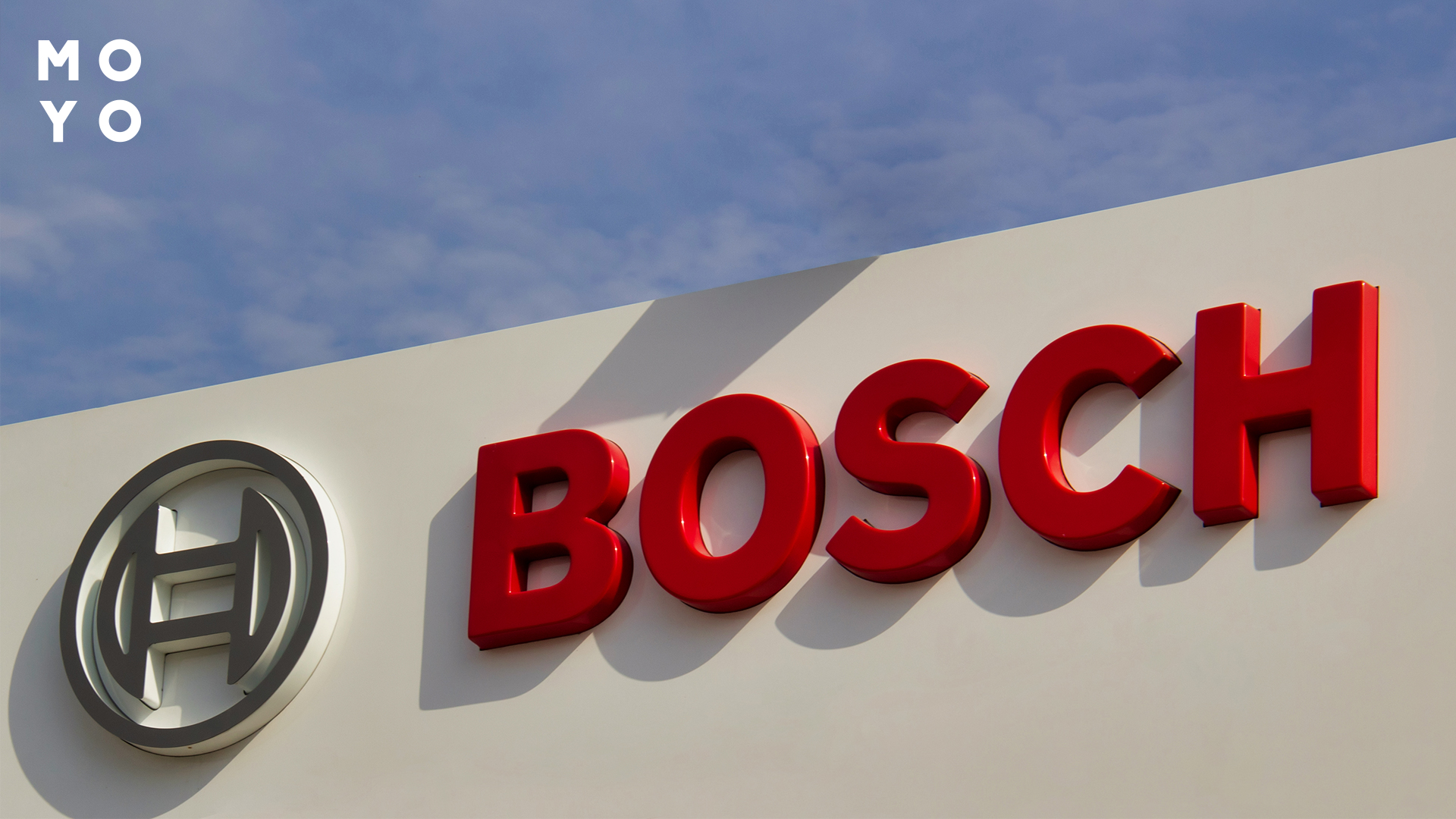 красный логотип Bosch на белой стене