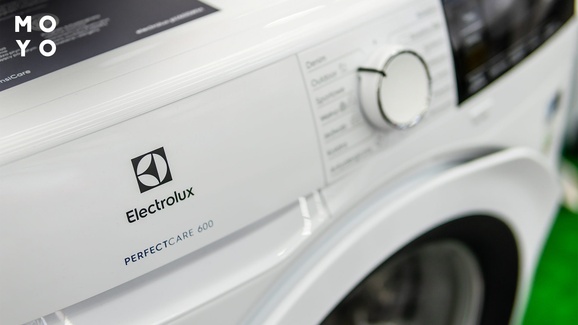 надпись Electrolux на стиральной машинке