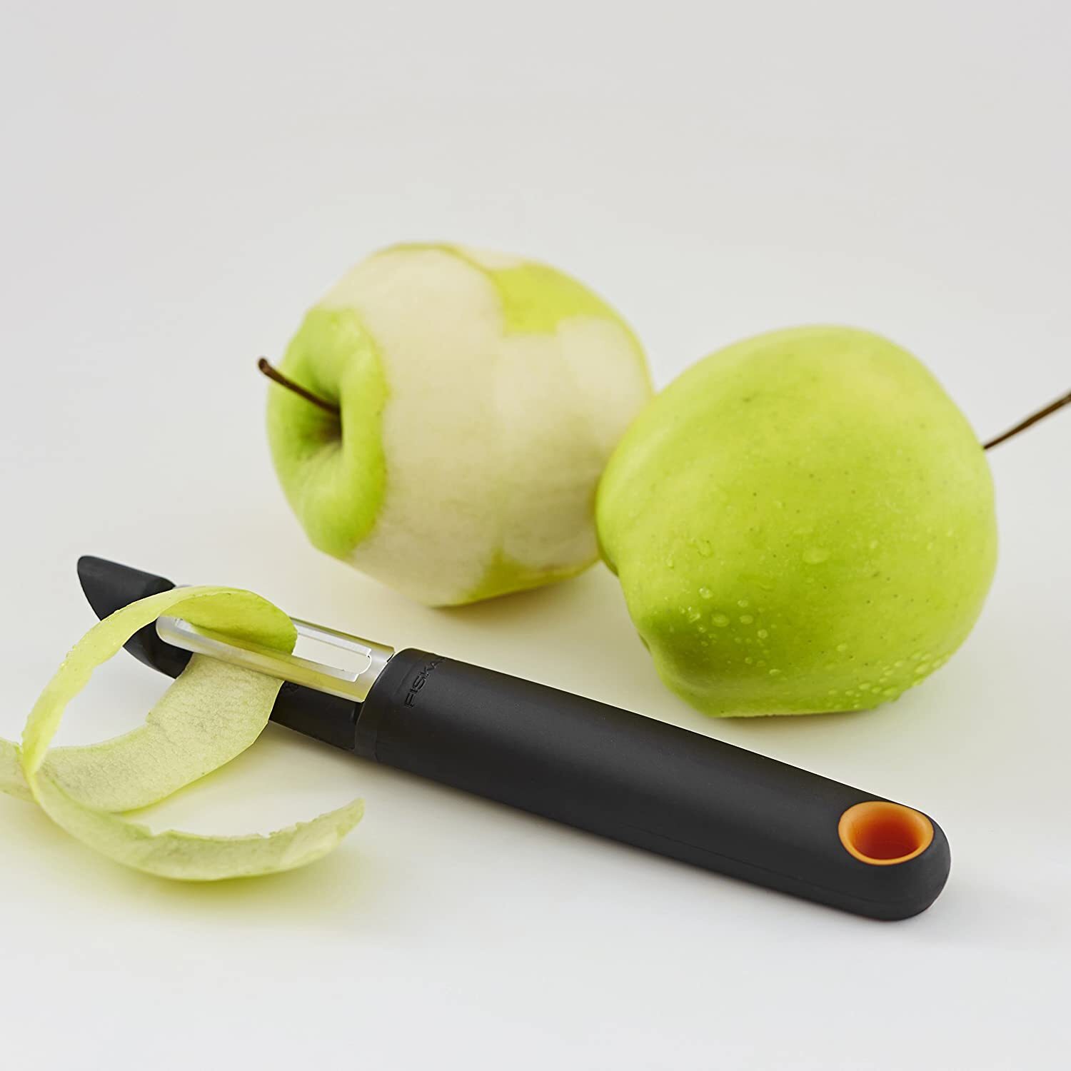 Нож для чистки овощей с подвижным лезвием Fiskars Form (1014419) фото 