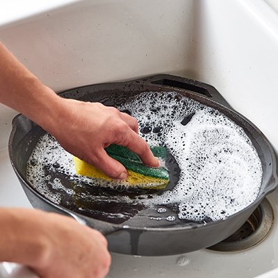 Как очистить сковороду: 5 способов для разных покрытий