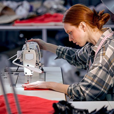 Як заправити нитку у швейну машину — 11 рекомендацій, щоб уникнути помилок