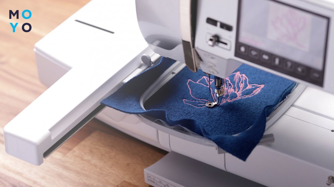 швейная машинка прострачивает вышивку