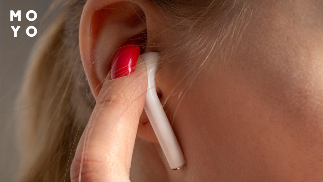 навушники у вухах