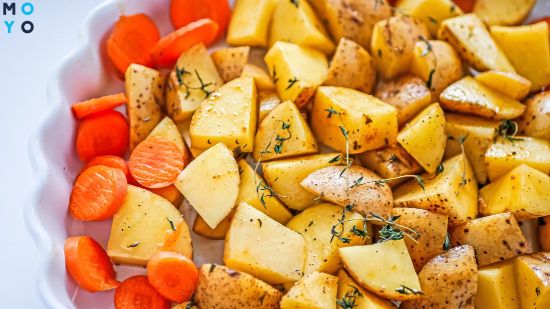 Тушеный картофель в духовке с морковью