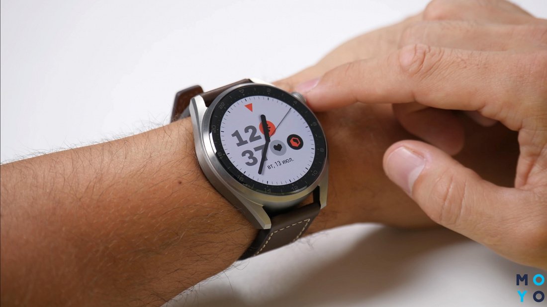 Смарт-часы Huawei Watch 3 Pro на руке