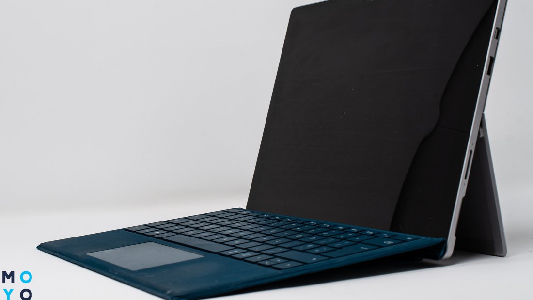 планшет Microsoft Surface Pro 7 с прикрепленной клавиатурой