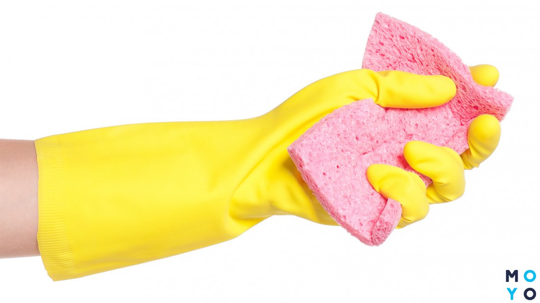 Резиновые перчатки и губка для мытья посуды