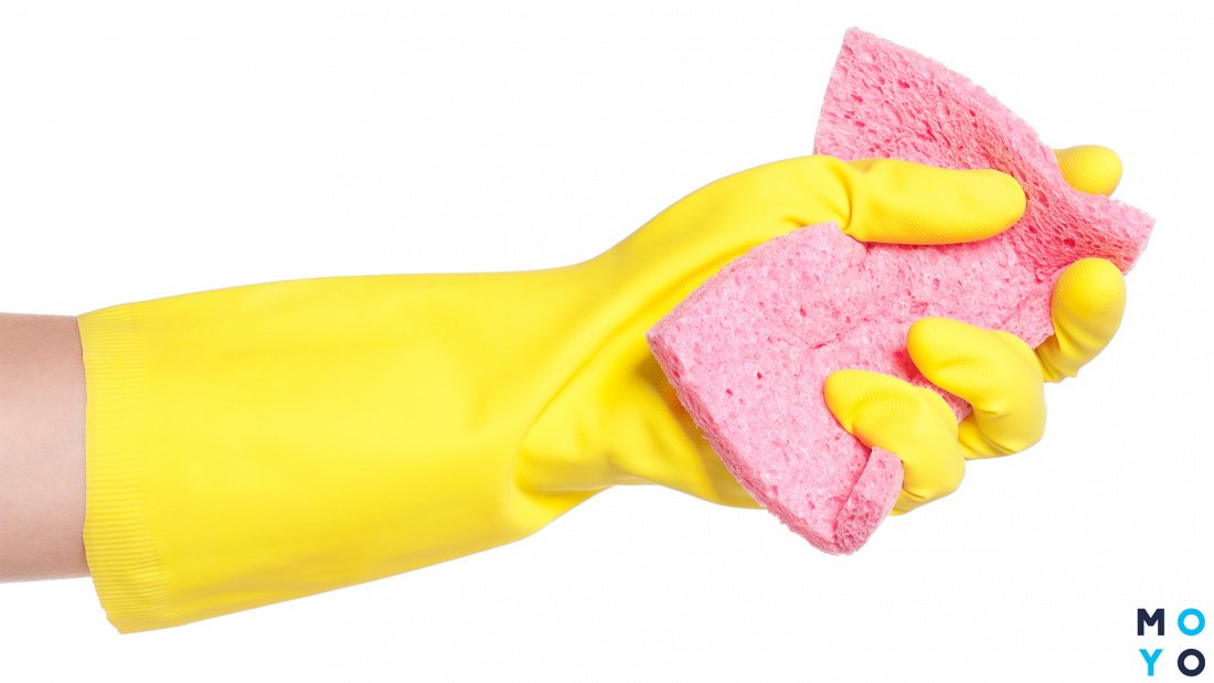 Гумові рукавички та губка для миття посуду