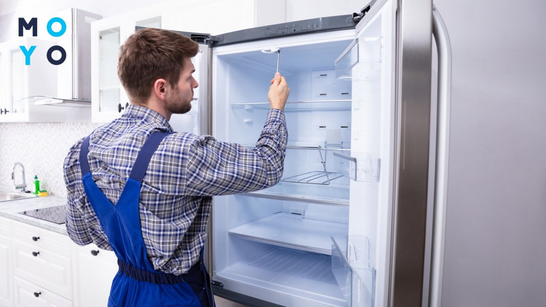 Почему холодильник течет снизу, внутри или сзади?