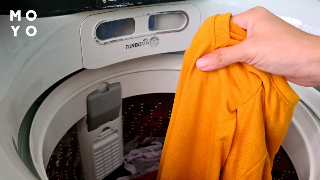 закладання прання з машинку