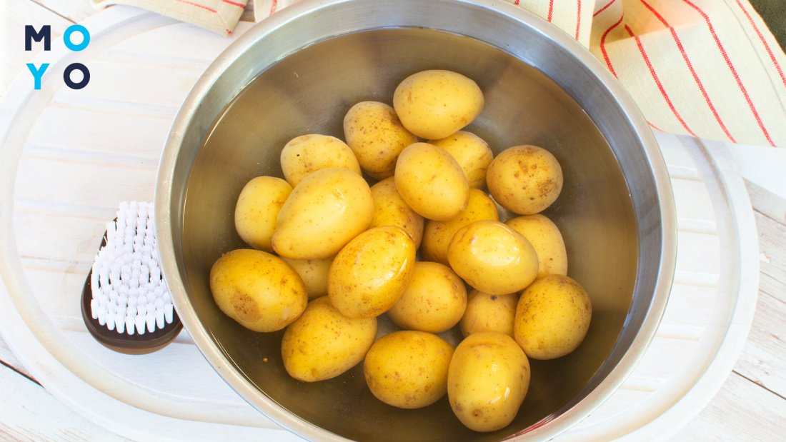 молодая картошка в миске