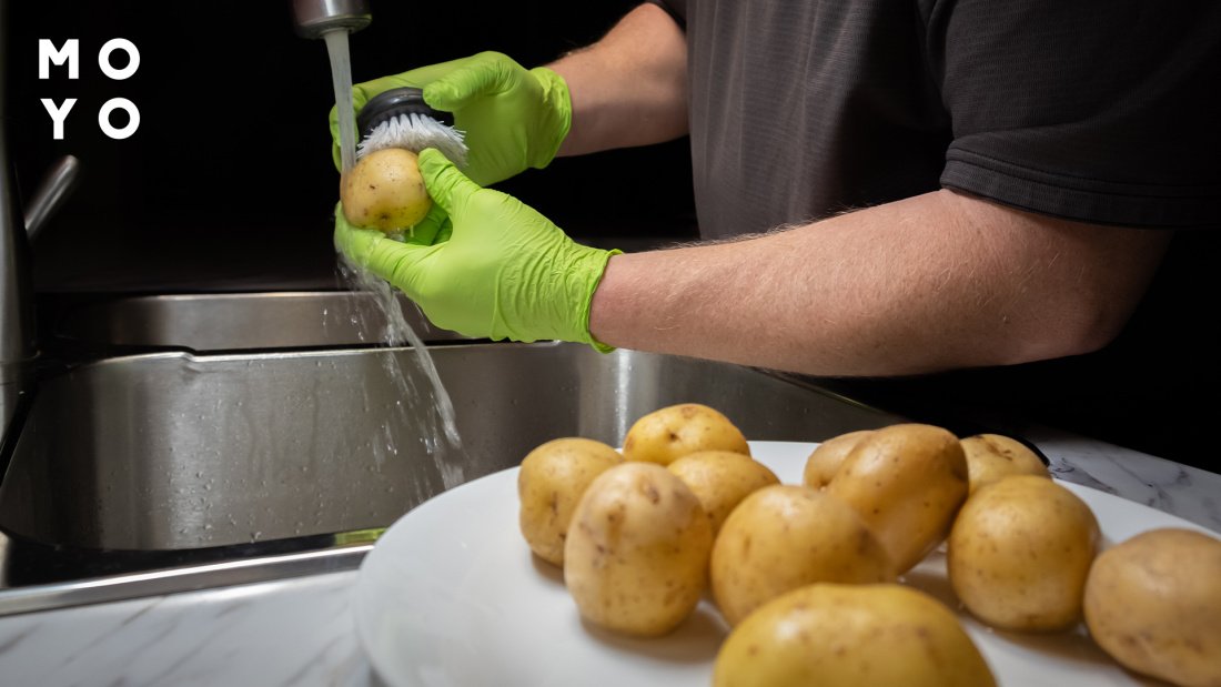 мити та відчищати картоплю від бруду