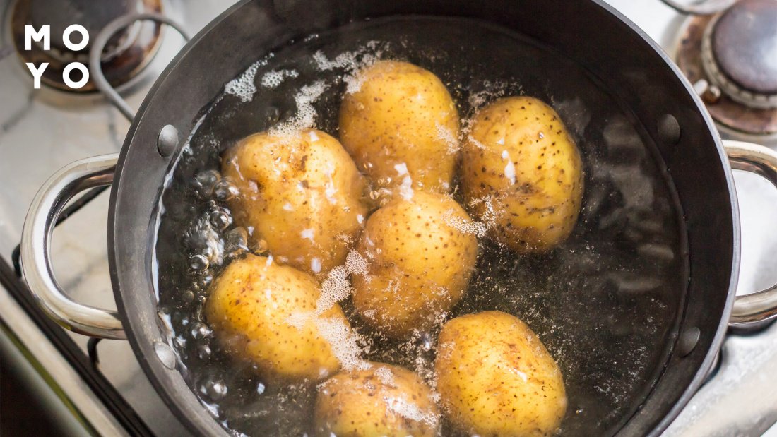 картопля у каструлі з водою