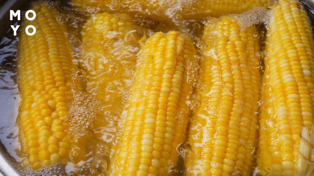 Кукуруза варится в кастрюле