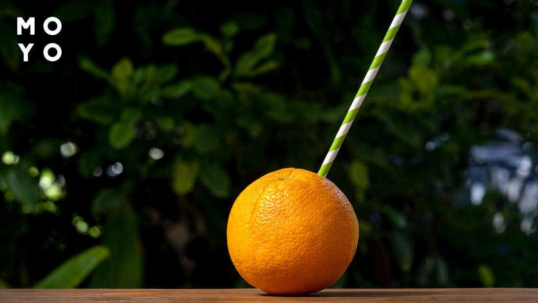 Апельсиновый сок с трубочки