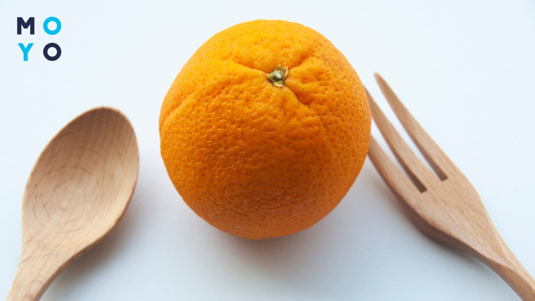 Апельсин и столовые приборы
