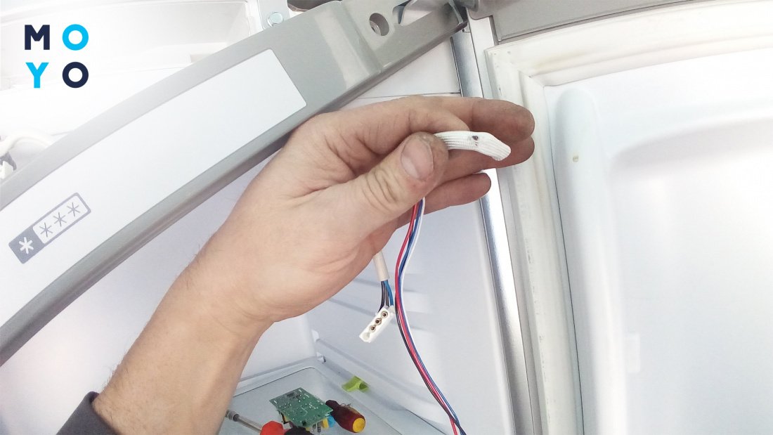 Перевесить дверь холодильника ATLANT 44 серии с дисплеем. Как перенавесить дверь холодильника.