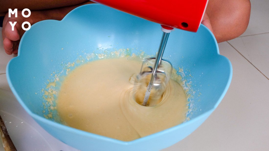готовить тесто с помощью миксера для вафли в вафельнице