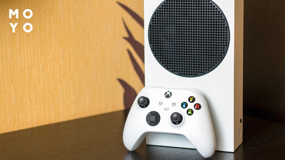Приставка  Xbox Series S в вертикальном положении