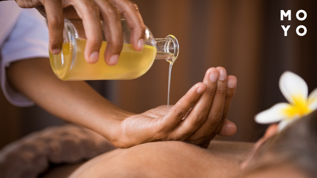 масаж, що розслаблює, з ароматичною олією