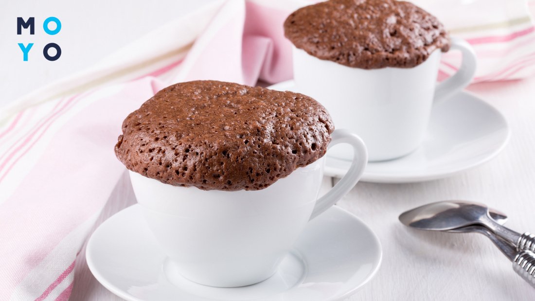 шоколадний кекс у чашці