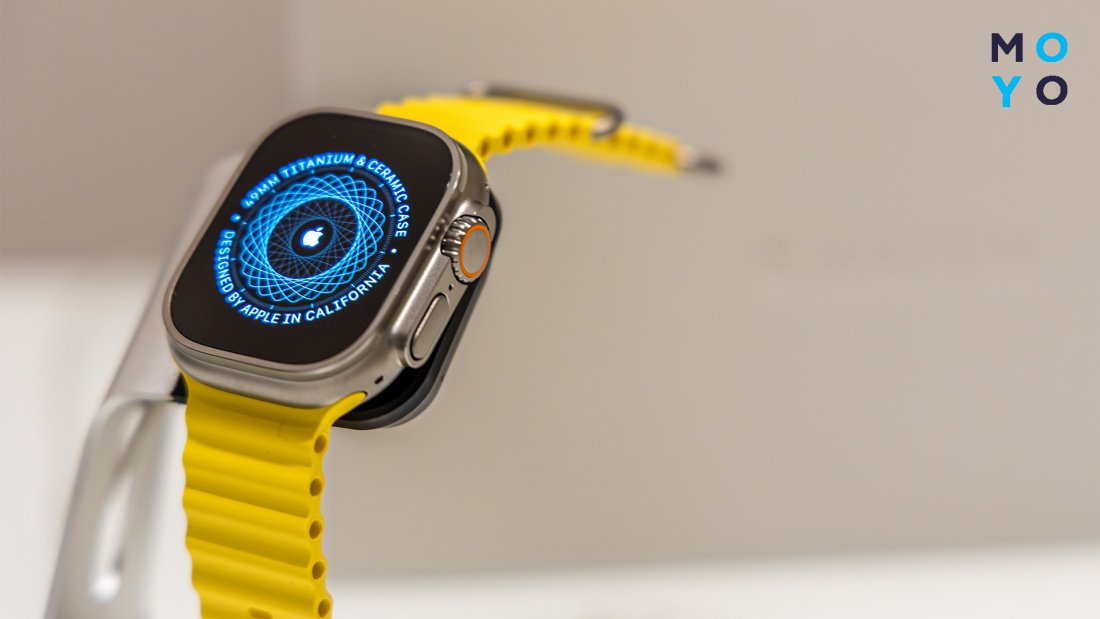 Apple Watch Ultra с желтым ремешком