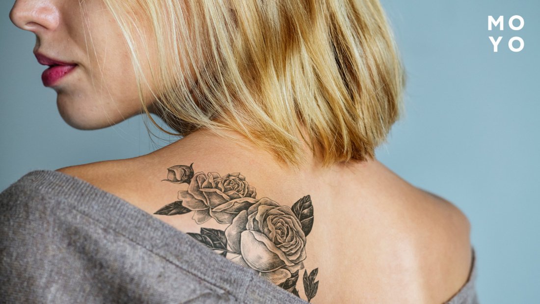 татуировка в виде розы на спине