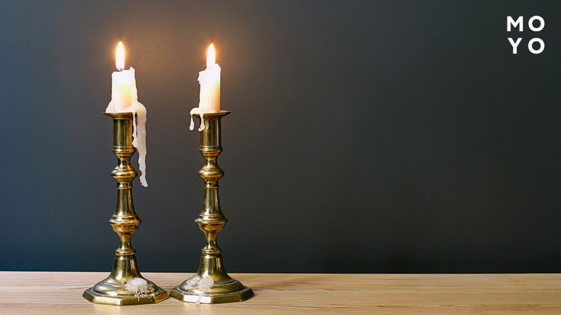  класичні свічники на столі