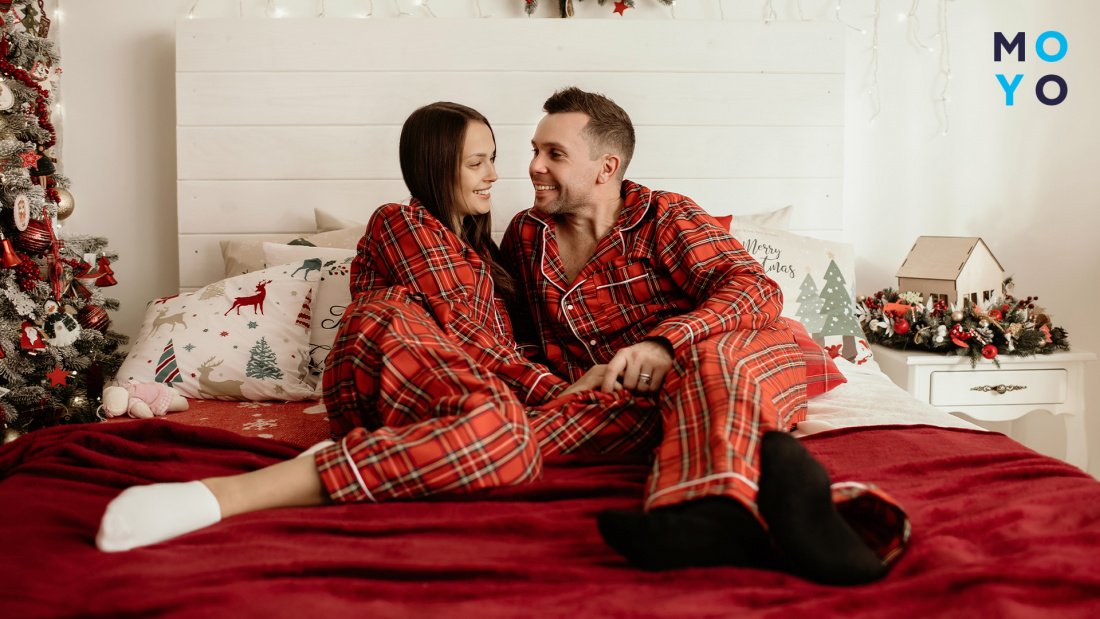 Семейная пара в новогодних пижамах