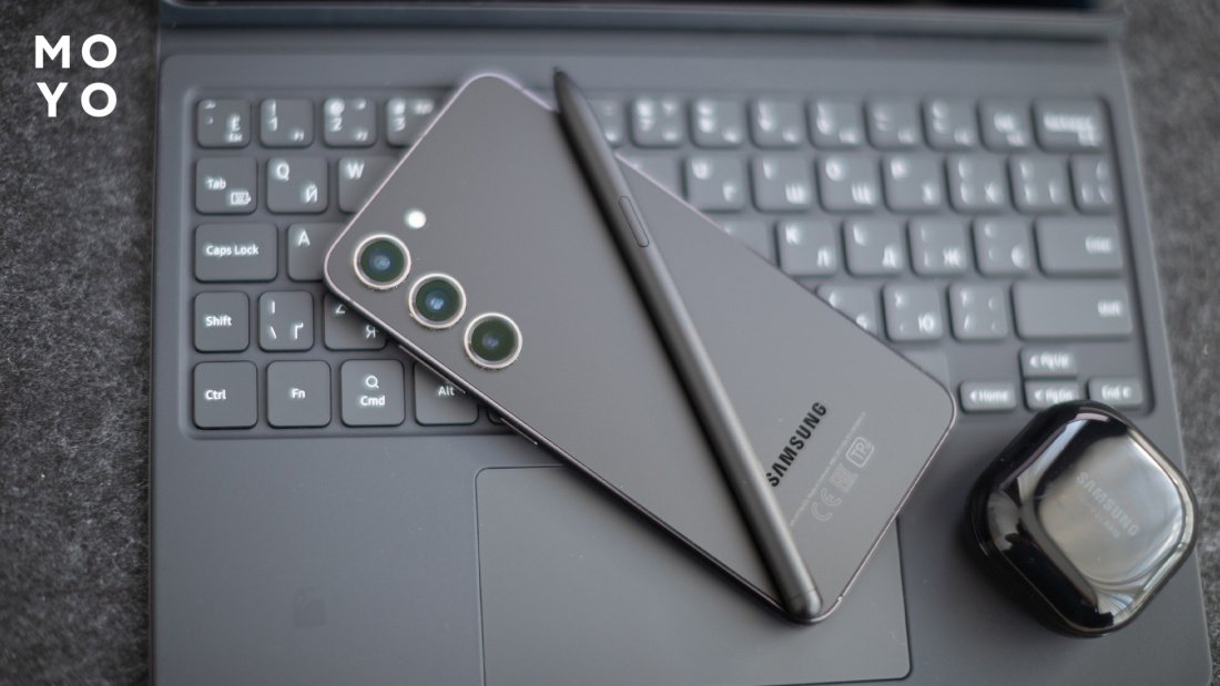 Galaxy S23 зі стилусом на клавіатурі ноутбука