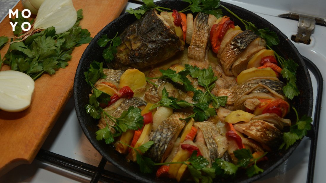 кусочки рыбы с овощами на сковороде
