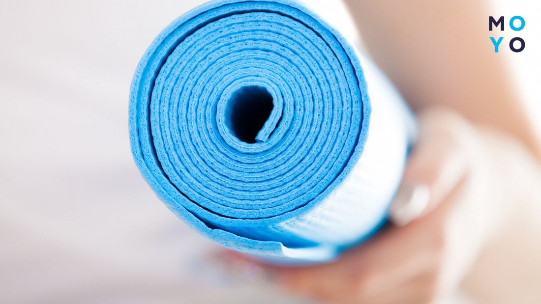 подарувати килимок для йоги на 8 Березня