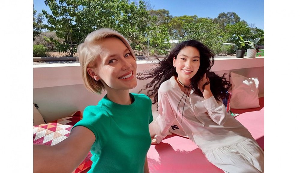 Selfie taken on Galaxy S10 plus of two women sitting in a shaded area but theyâre in-focus and clear because of the Dual Pixel Sensor.